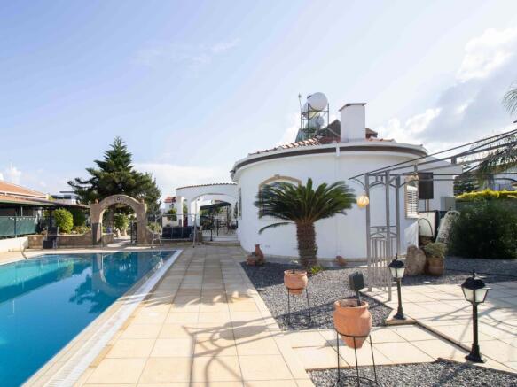 3 bedroom resale bungalow + private pool + roof terrace + fully furnished + central heating +  Turkish Title Deed Image 9999 3