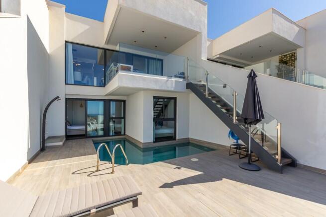 Sundeck and private 
