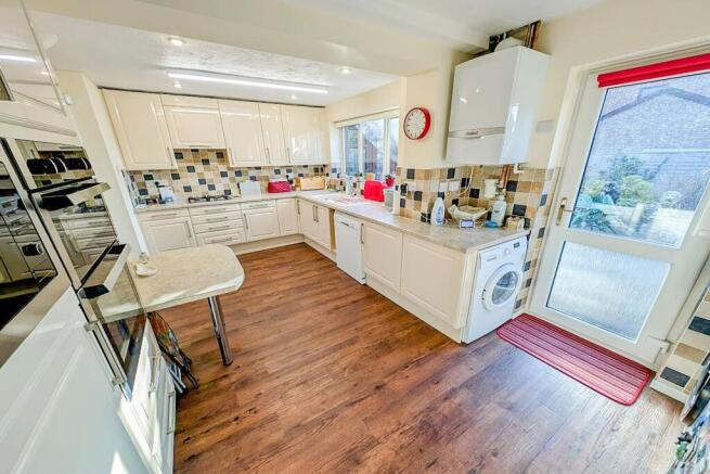 prop box 20 HAMPDEN CLOSE kitchen 2.jpg