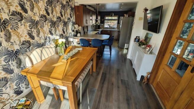 49 Cornwall Crescent dining a.jpg