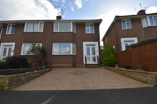 3 Bedroom End Of Terrace House For Sale In Yew Tree Drive, Kingswood ...