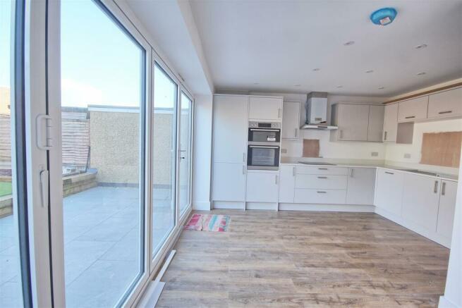 KITCHEN/DINING ROOM