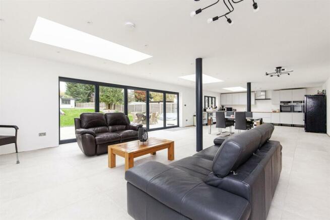 KITCHEN/DINING ROOM