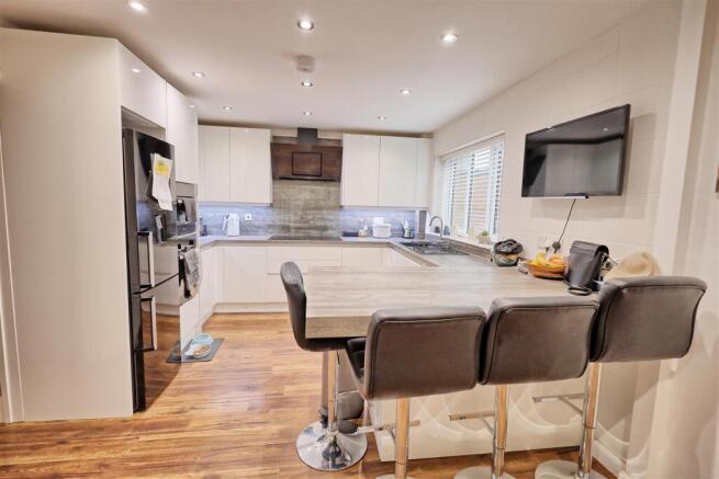 KITCHEN/DINING ROOM