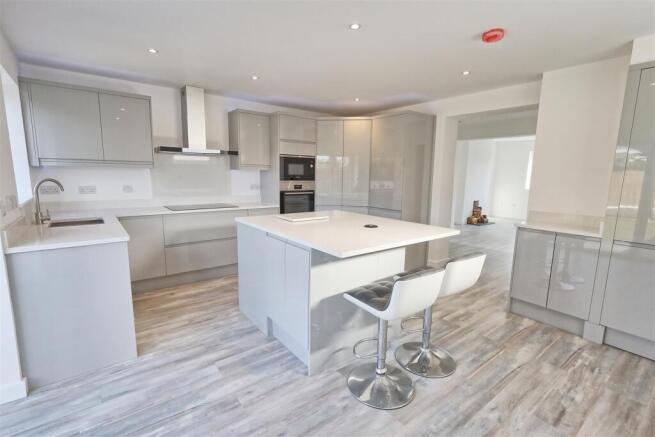 KITCHEN/BREAKFAST ROOM