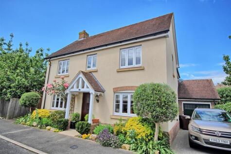 Hempstalls Close - Hunsdon - Immaculate Home
