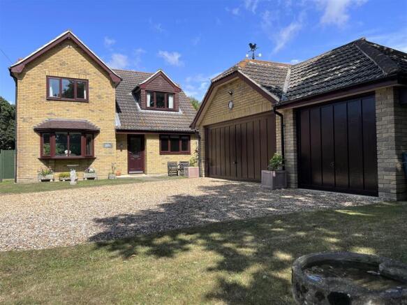 1.House & triple garage.JPG