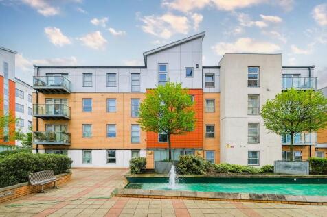 Queen Mary Avenue, London, E18