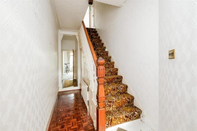 6 Woodstock Road e17-14.jpg