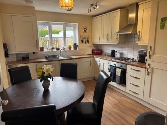 KITCHEN/DINING ROOM