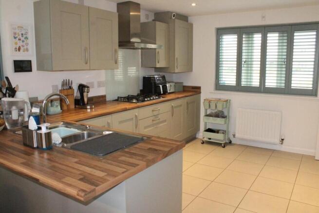 KITCHEN/DINING ROOM