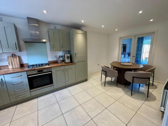KITCHEN/DINING ROOM