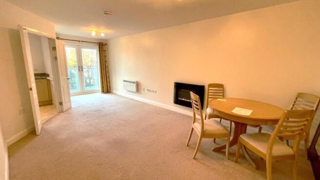 LOUNGE/ DINING AREA