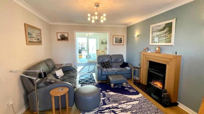 LOUNGE/DINING ROOM