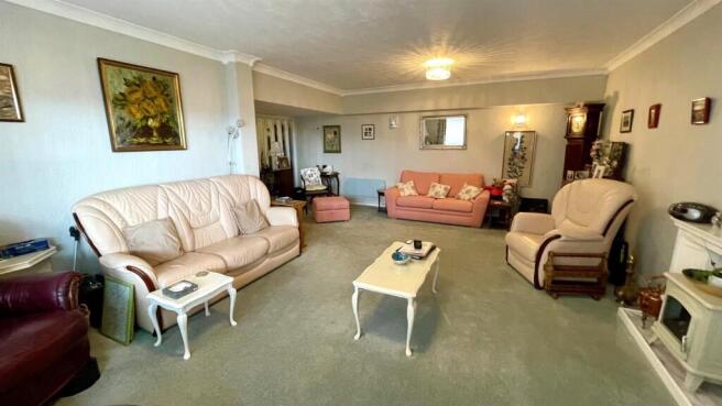 LOUNGE/ DINING ROOM