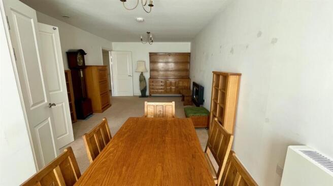 LOUNGE/ DINING AREA