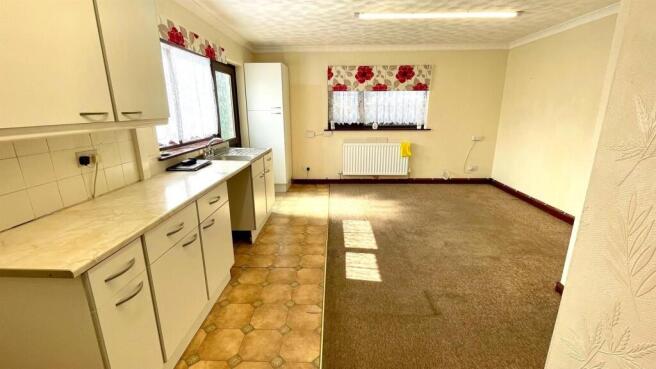OPEN PLAN KITCHEN/ DINING ROOM