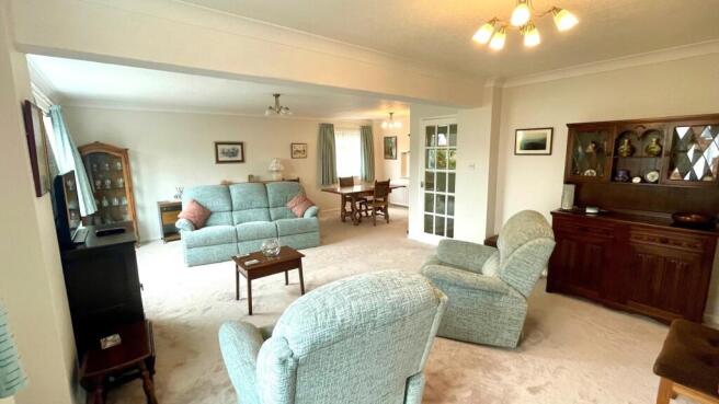 DOUBLE ASPECT L-SHAPED LOUNGE/DINING ROOM