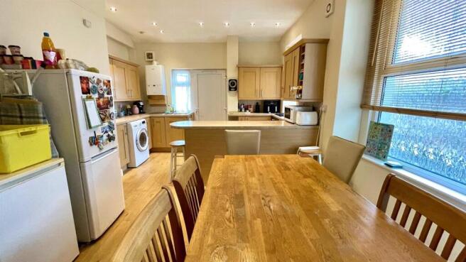 KITCHEN/BREAKFAST ROOM