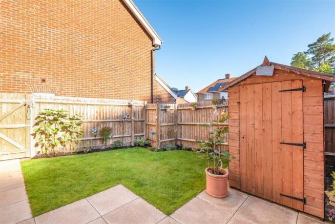 1 Bedroom Maisonette For Sale In Dashers Close Crowthorne Berkshire Rg45 6gx Rg45