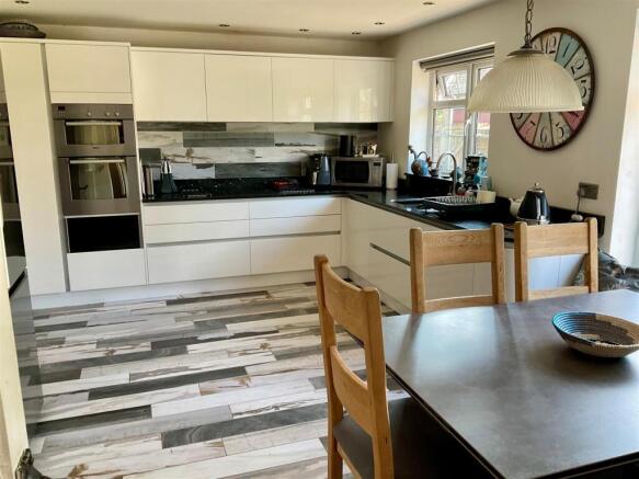 Kitchen pic2.jpg