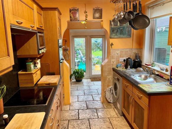 kitchen pic2.jpg