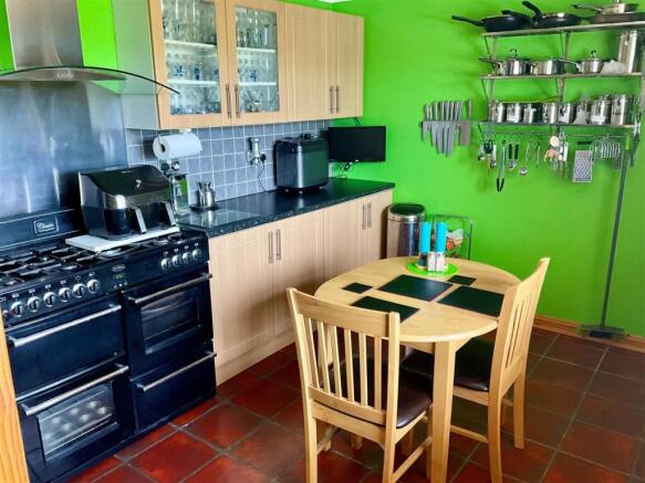 Kitchen pic2.jpg