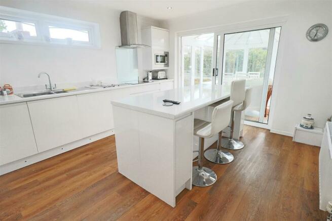 MODERN FITTED KITCHEN