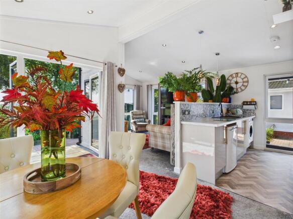 Lounge/Dining Kitchen