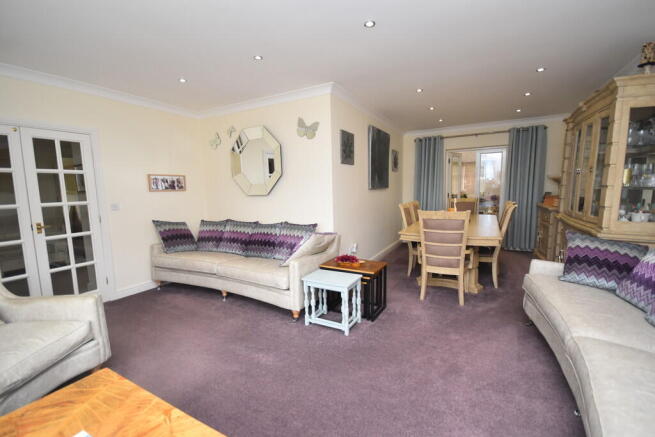 Lounge/Dining