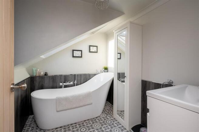 MASTER BEDROOM EN-SUITE
