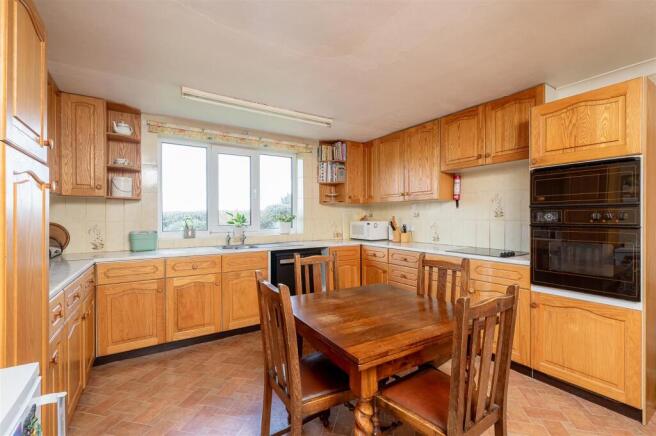 KITCHEN / DINING