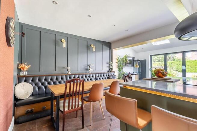KITCHEN / DINING
