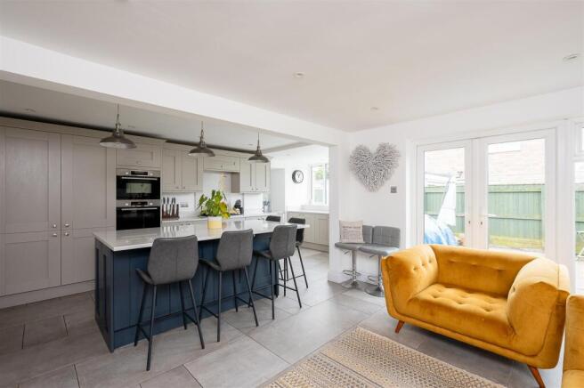 KITCHEN SNUG