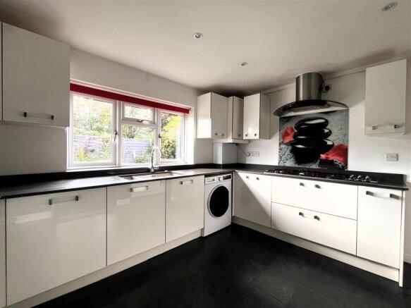 Kitchen 2.jpg