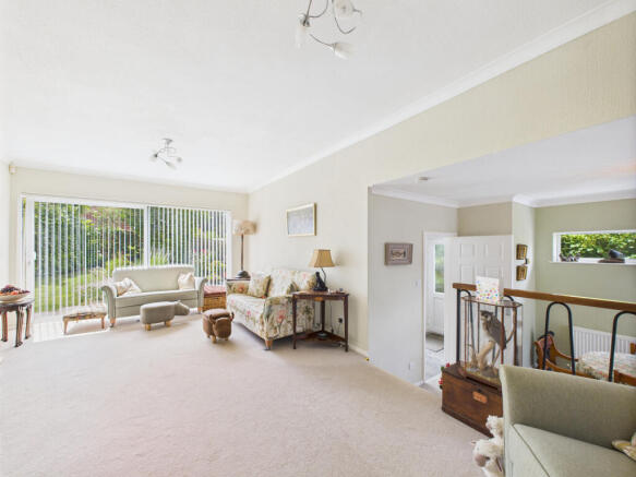 CAM02909G0-PR0444-STILL006