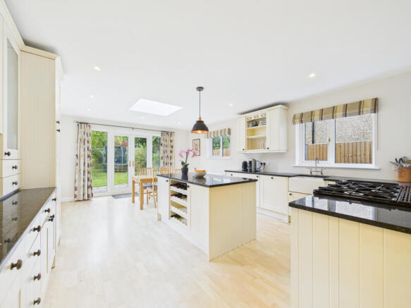 CAM01354G0-PR0593-STILL014