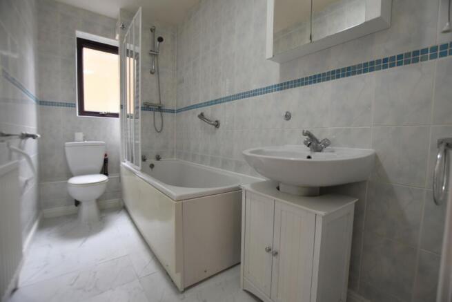 14 Hambleton Grove bathroom