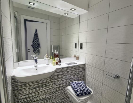 En-suite bathroom with shower