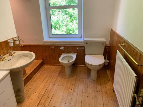 FAMILY BATHROOM