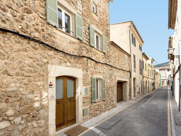 townhouse-for-sale-Alaró-Living-Blue-Mallorca (11)-enhanced-staging-exterior-mediterrean