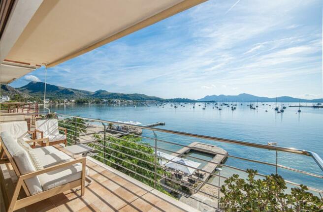 MODERN FRONTLINE APARTMENT WITH SEA VIEWS FOR SALE
