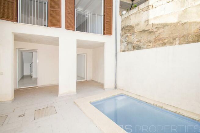 RENOVATED TOWNHOUSE FOR SALE IN THE CENTER OF POLLENSA WITH PRIVATE POOL