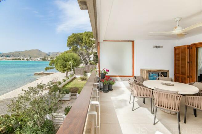 First line apartment for sale in Puerto Pollensa 