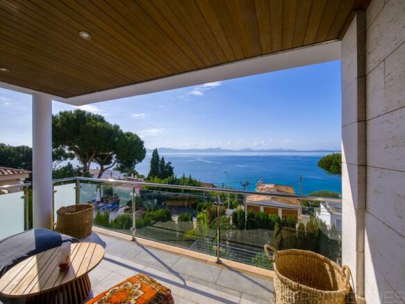 Villa with sea views and rental license 