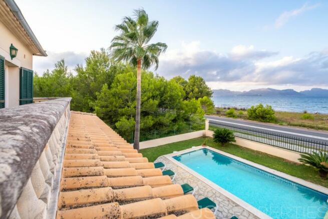 BEAUTIFUL SEAFRONT PROPERTY FOR SALE IN MANRESA