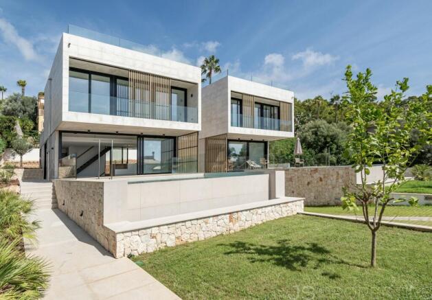 Newly built villa in Alcanada with sea views