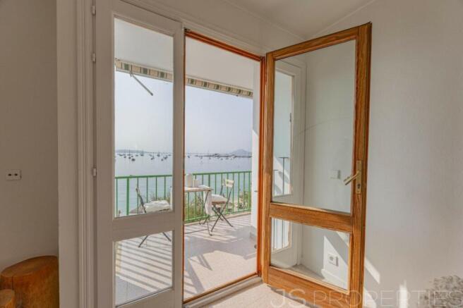 FANTASTIC APARTMENT ON THE FRONT LINE OF THE PORT OF POLLENSA