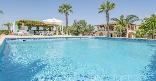 SPECTACULAR VILLA WITH LARGE TERRAIN