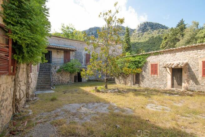 LARGE POSSESSION WITH RESTAURANT FOR SALE